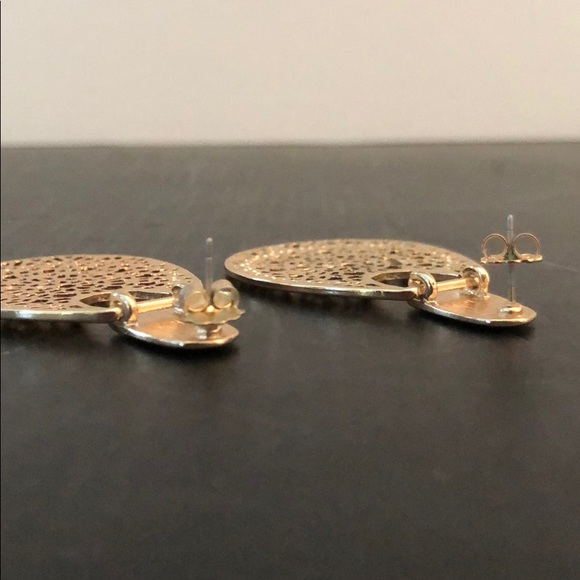 GOLDTONE MODERN DESIGN DANGLING EARRINGS - Picture 7 of 11